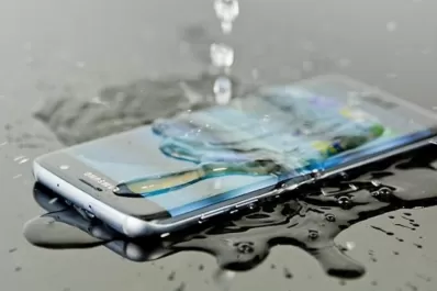 ¿Se cayó tu celular en el agua? Seis tips para revivirlo