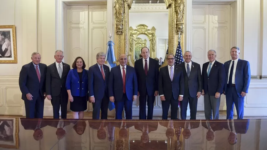 EN CASA ROSA. El jefe de Gabinete recibió al embajador y a siete senadores de Estados Unidos. Foto tomada de: Prensa Jefatura de Gabinte.