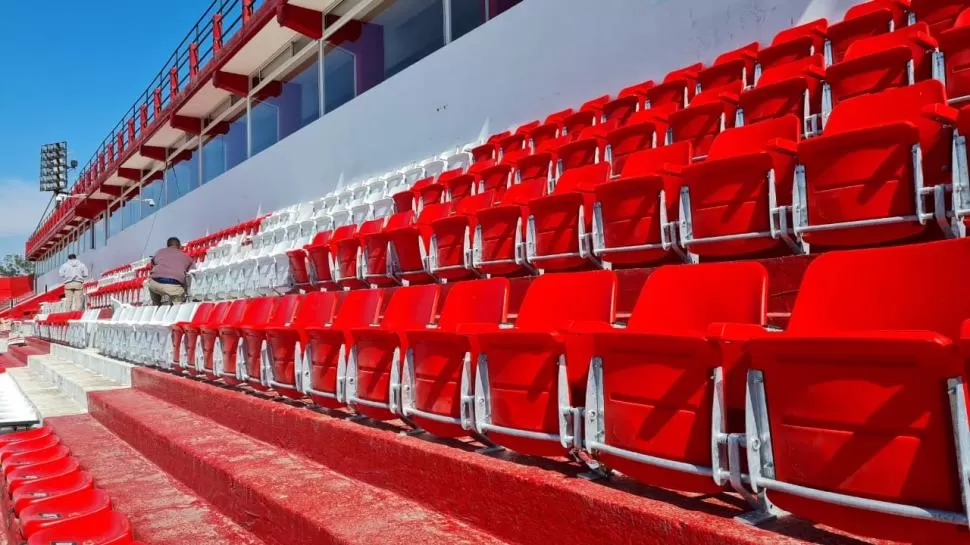 IMPECABLES. Los nuevos pullman fueron colocados en el sector de plateas central baja. El domingo, durante el duelo contra el “Lobo” mendocino, serán estrenados. 