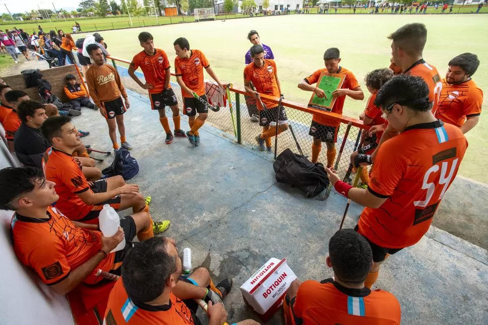 CONCENTRADOS. En Monteros Voley, los jugadores trabajaron cada detalle para poder encarar el torneo con posibilidades. 