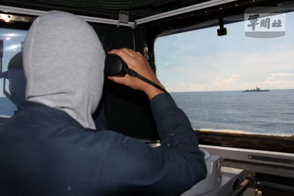 MONITOREO. Personal naval de Taiwan vigilan los movimientos del ejército chino, en el mar. 