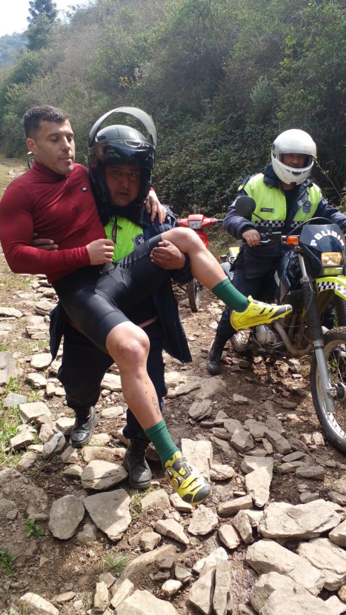 POLICÍAS trasladando a uno de los heridos. 