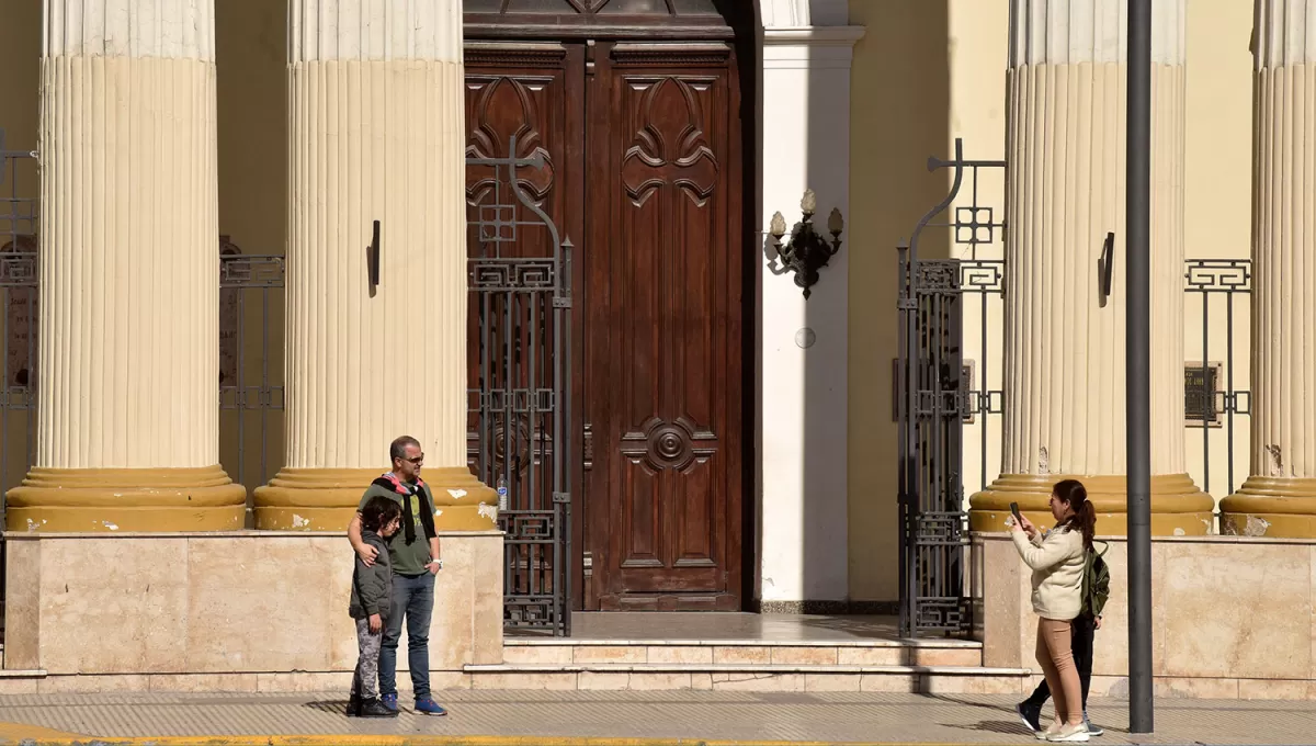 PARA PASEAR. El fin de semana largo permitirá recorrer algunos espacios de la ciudad, como los edificios alrededor de la plaza Independencia.