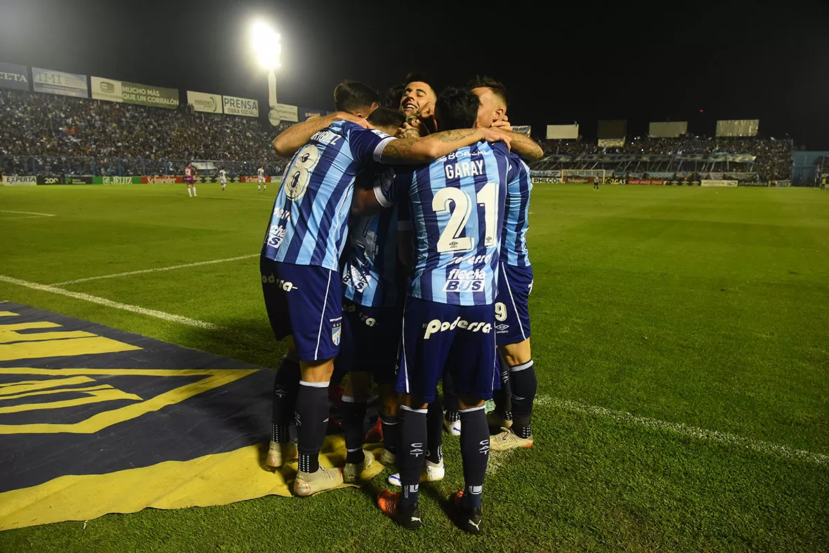 ABRAZO DE GOL. “RRR”, Garay, Lotti, Pereyra y Thaller abrazan a Tesuri luego del 1-0. Excepto Lampe, todos corrieron a celebrar el tanto que los mantiene en la cima.