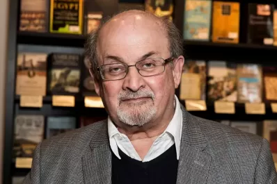 Irán dice que el escritor Salman Rushdie y sus simpatizantes son los culpables del ataque