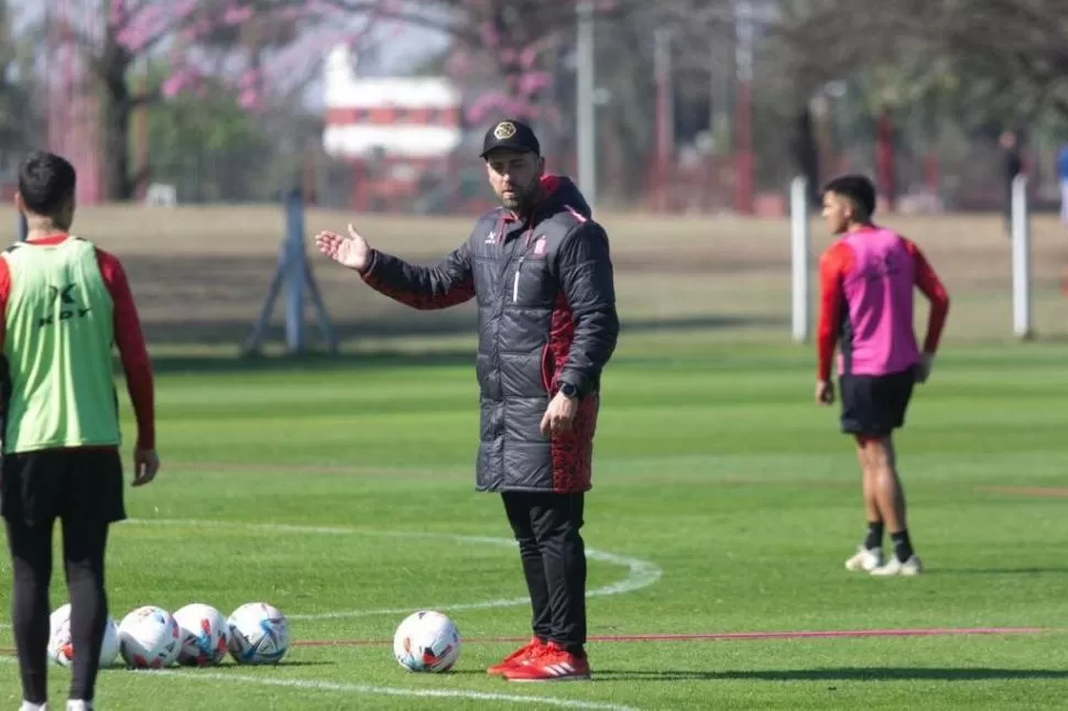 DEBE REARMAR EL EQUIPO. El domingo, De Muner no podrá contar con Sansotre, Herrera ni Andrada. Por eso, ya estudia variantes de cara a un partido trascendental. twitter@casmoficial