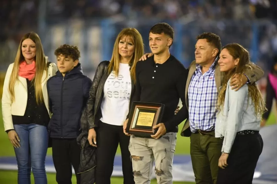 FELICES. Maestro Puch, tras volver de L’Alcudia, recibió la ovación del hincha “decano”, acompañado de sus afectos. LA GACETA / FOTO DE DIEGO ÁRAOZ