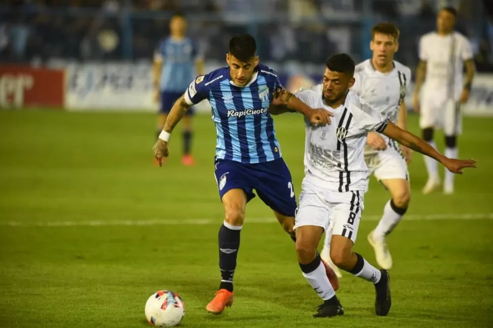 INDESCIFRABLE. Pereyra, con la pelota en los pies y un rival que intenta quitársela, algo que anoche resultó imposible. 