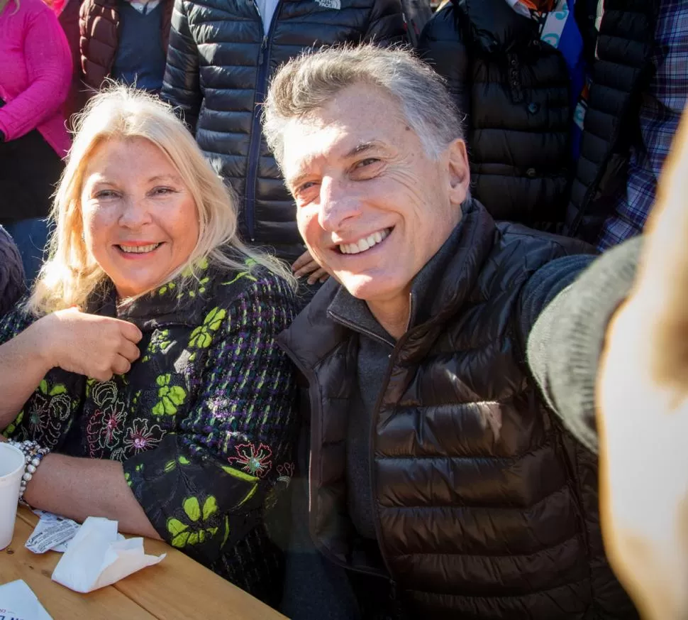 UNA ATACA, EL OTRO CALLA. Parece ser la formula Carrió-Macri. 