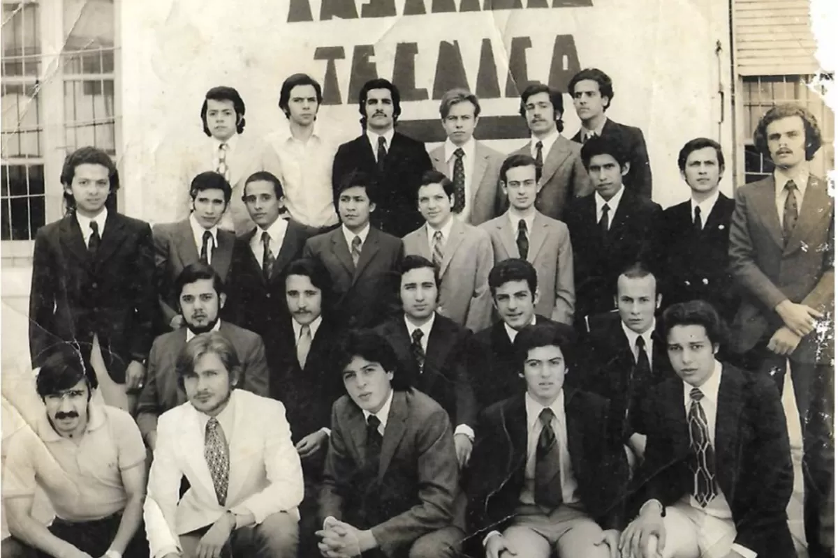 LA FOTO INSTITUCIONAL. Los integrantes de la promoción 1972 del Instituto Técnico de la UNT en una imagen tomada ese año que se publicó en LA GACETA ese mismo año y luego en “Yunke”, la revista del colegio. Tres viven en el exterior, dos fallecieron (uno de covid) y Héctor Gargiulo que fue detenido junto a su esposa en marzo de 1976, sigue desaparecido. 