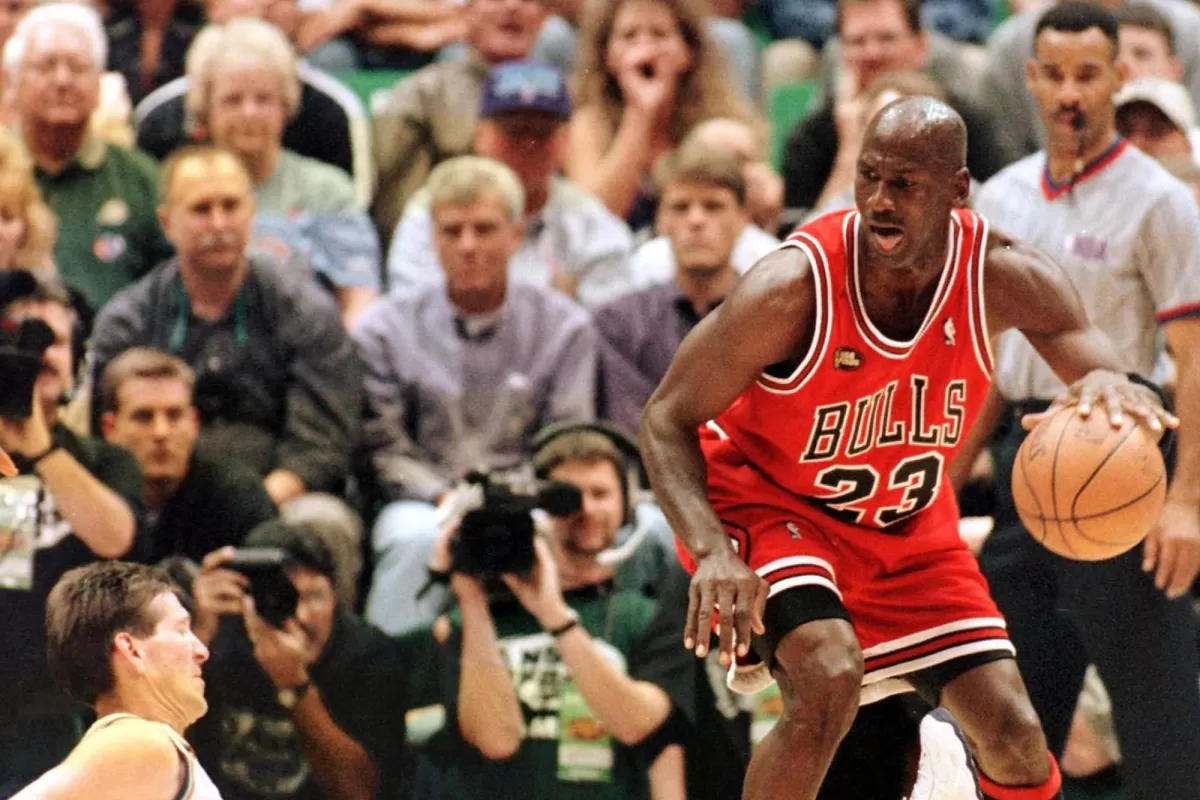 MICHAEL JORDAN. Con su icónica camiseta 23.