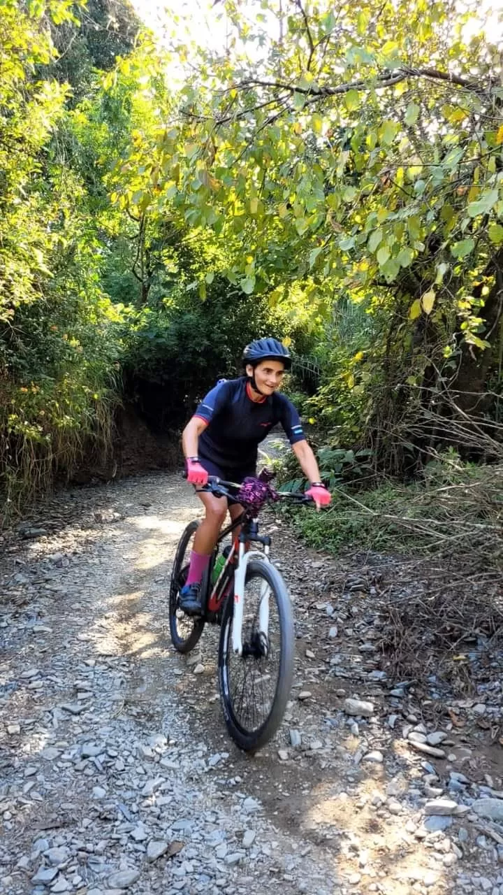 CONTENTA. Así pasa sus días Burieque cuando practica mountain bike. La ciclista aspira a realizar una buena prueba. 