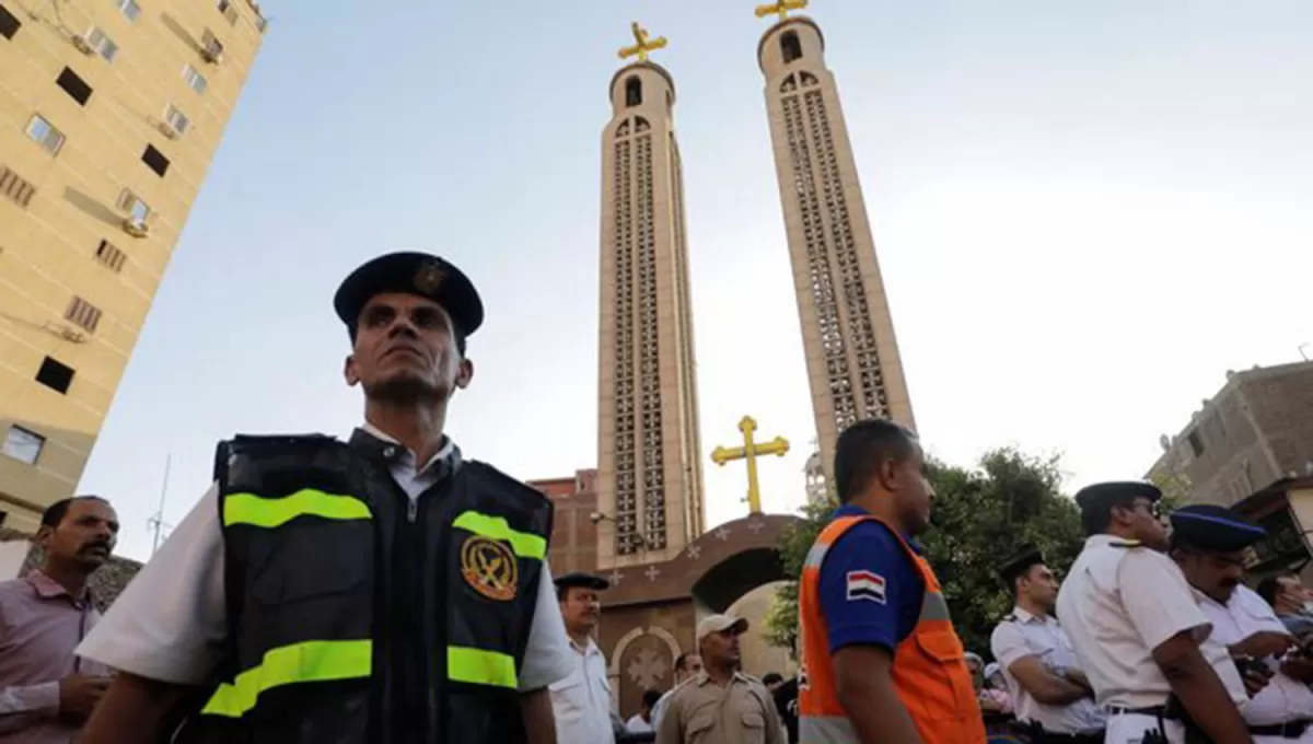 DOLOR. Los feligreses estaban orando en la misa cuando comenzó el incendio en Giza.