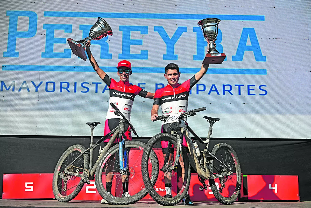 PURA FELICIDAD. Álvaro Macías y Fernando Contreras fueron ovacionados por el público cuando subieron al escenario para recibir las copas del Trasmontaña.