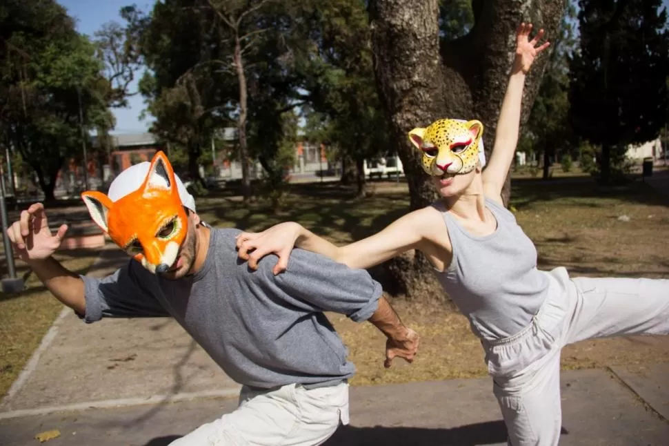 CON MÁSCARAS. Los artistas utilizan elementos del teatro popular callejero. 