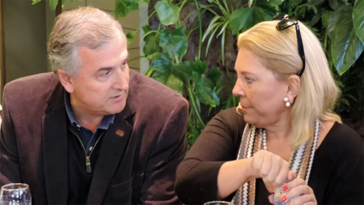 ENFRENTADOS. Gerardo Morales, presidente de la UCR y gobernador de Jujuy, y la ex senadora Elisa Carrió (CC-ARI).