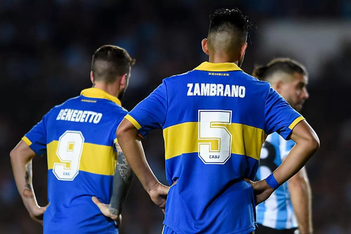 PROTAGONISTAS DE LA NOCHE. Zambrano y Benedetto protagonizaron una pelea en el partido contra Racing.