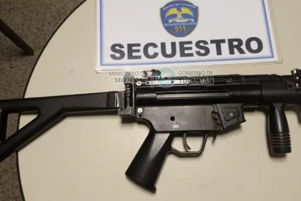 Salieron a robar con la réplica de una ametralladora en San Cayetano