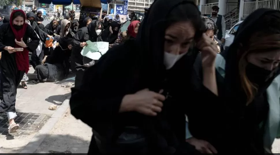 ASFIXIANTE. Las mujeres pedían “Pan, trabajo y libertad”, en un país que no les permite trabajar o estudiar, y donde hasta ir a un parque está limitado.  