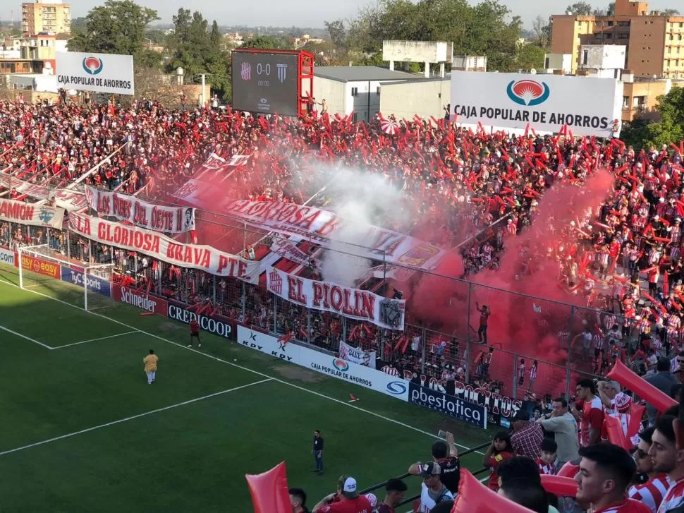 APORTARON LO SUYO. Los hinchas llenaron el estadio, armaron un gran recibimiento y alentaron durante todo el partido. Gentileza Gonzalo Cabrera Terrazas 