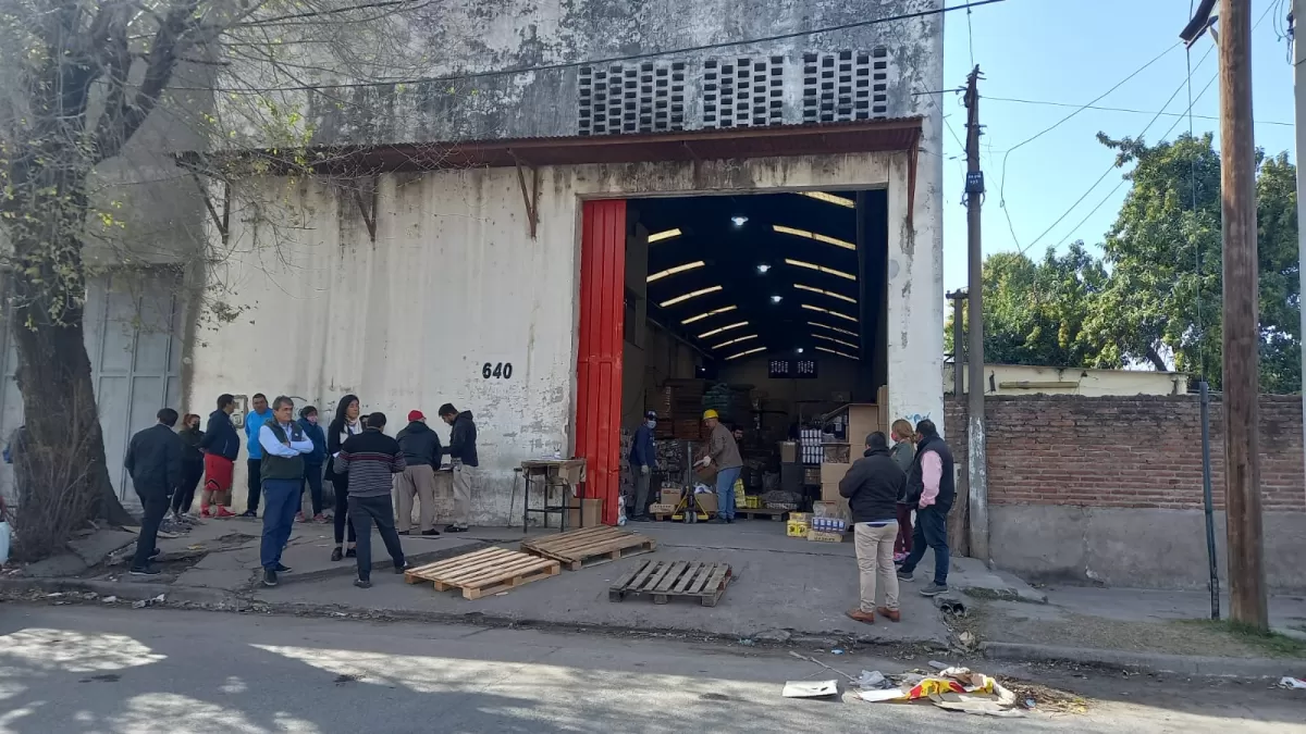 EN LOS DEPÓSITOS DE DESARROLLO SOCIAL. La auditoría reveló el hallazgo de heces de ratas y de aves en instalaciones donde se guarda mercadería para personas en situación vulnerable. Foto de LA GACETA / Por Analía Jaramillo