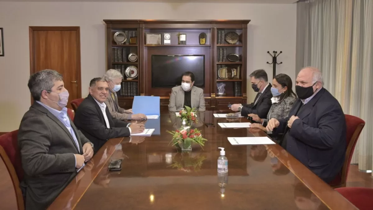 REUNIÓN EN LA LEGISLATURA. Mansilla y legisladores de distintos bloques recibieron al fiscal federal general Gómez. Foto de Prensa HLT