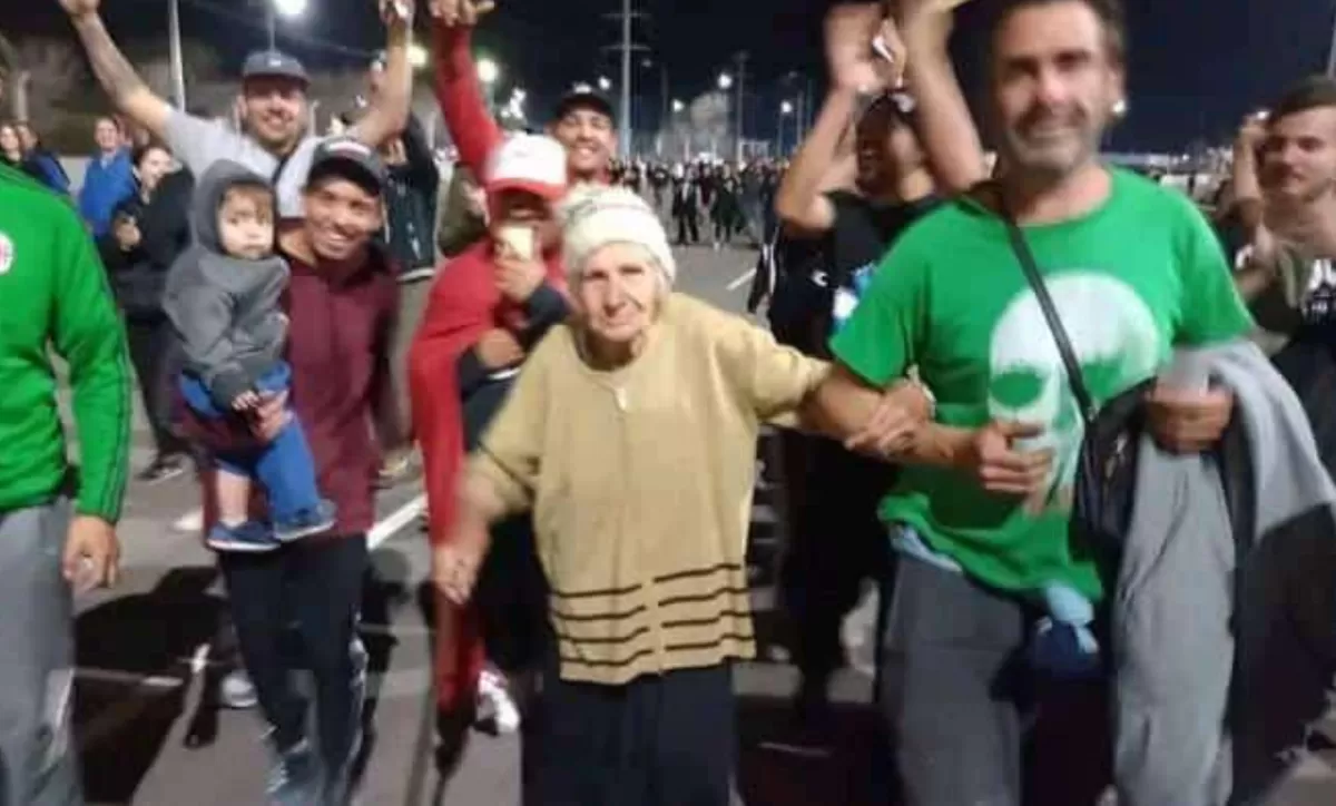 Lidia, la abuela ricotera que fue furor en el recital de Los Fundamentalistas
