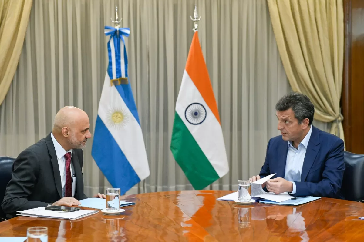 CON EL EMBAJADOR DE INDIA. Sergio Massa lo recibió en el Palacio de Hacienda.