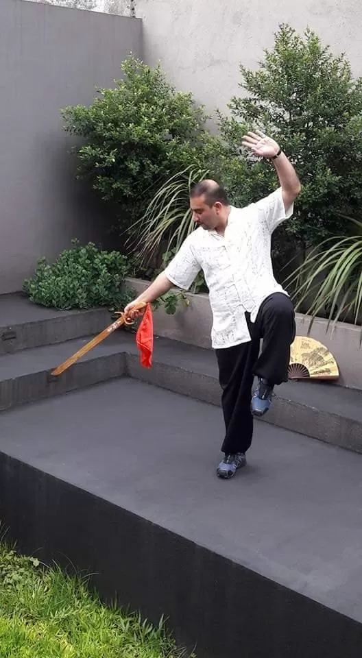 EJERCICIOS. El Tai Chi combina movimientos suaves y relajados que ayudan a mantener la fuerza y el equilibrio. gentileza