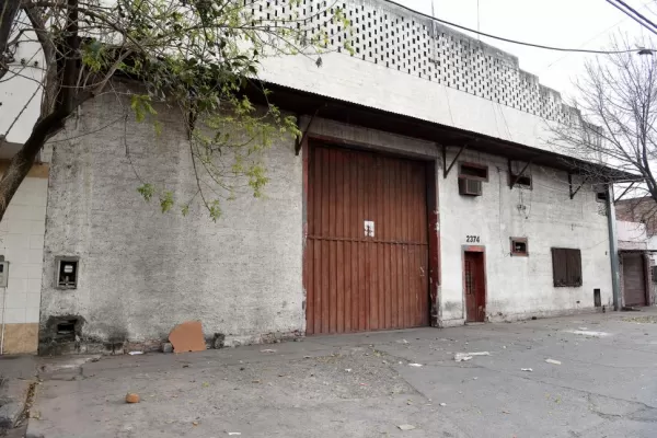 En dos depósitos del Ministerio de Desarrollo Social hallan entre heces de roedores y de aves la mercadería comestible