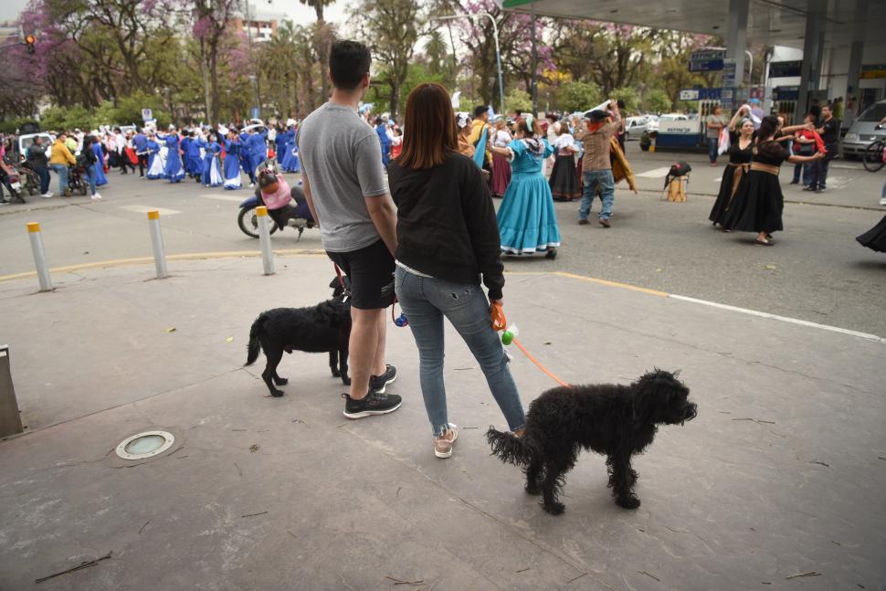 PÚBLICO ESPONTÁNEO. Sin participar, muchos estuvieron atentos. LA GACETA/FOTO DE JUAN PABLO SÁNCHEZ NOLI 