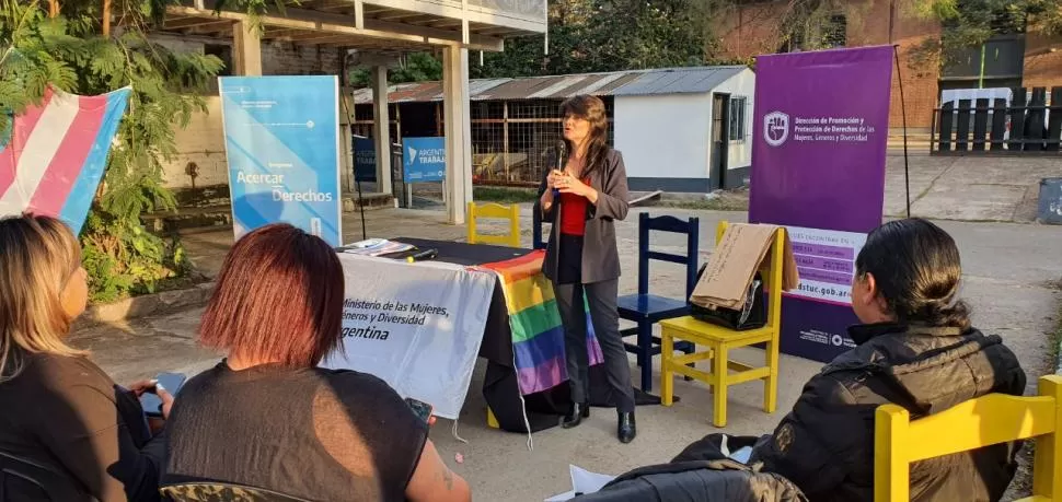 FORO DE DEBATE. Pena charla con referentes de organizaciones sociales.  