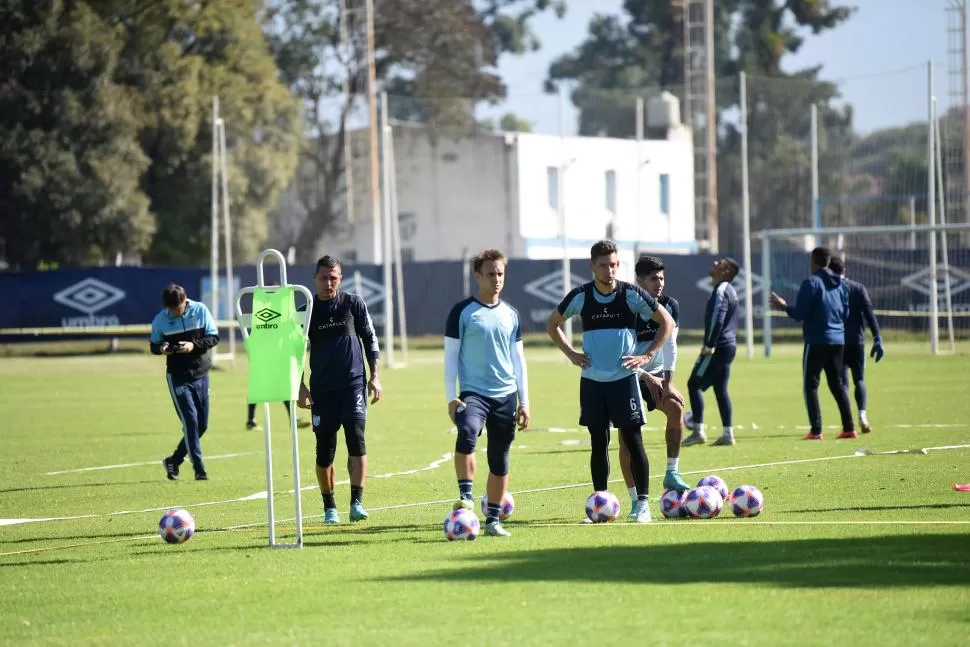  PUESTA A PUNTO. Bianchi, Gil Romero, Borja y Isa Luna se preparan para exigir a los arqueros. Mañana ante Tigre Bianchi volvería al equipo titular, los otros esperarían su chance en el banco de relevos.