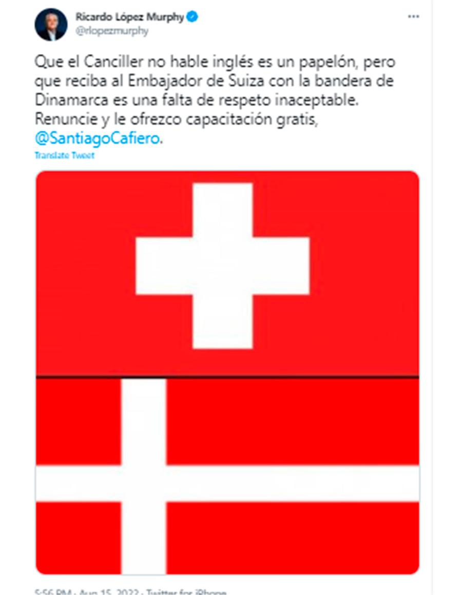 Cancillería confundió la bandera de Suiza con la de otro país y recibió duras críticas de la oposición