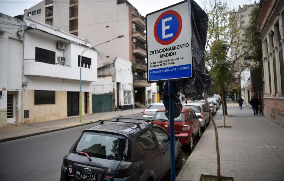 ESTACIONAMIENTO PAGO. La medida fue implementada por la Municipalidad de San Miguel de Tucumán. Foto de Archivo