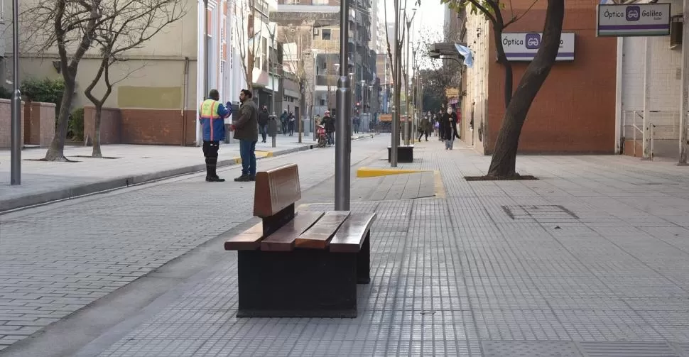 CALLE ADOQUINADA. La calzada fue reducida a un solo carril para autos.  