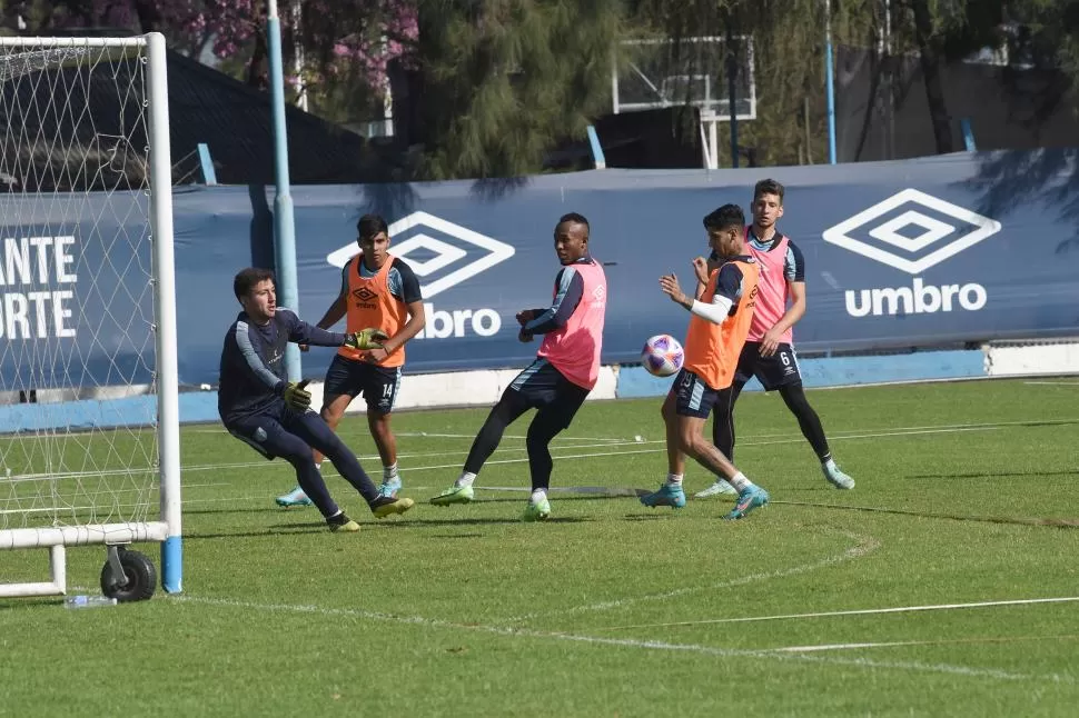 TODOS IMPORTAN. Ibáñez ataja una pelota ante la mirada de Agustín Lagos, Andrés Balanta, Isa Luna y Enrique Borja, Atlético necesita a todos tirando para el mismo lado y eso se nota en los entrenamientos. 