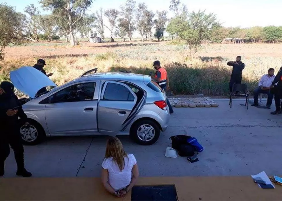 OPERATIVO. El momento en el que la policía santiagueña descubre a los tucumanos llevando droga.  