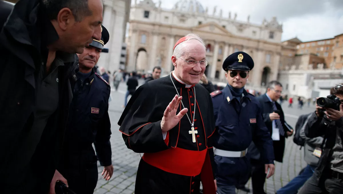 EN EL VATICANO. Marc Ouellet caminando por la plaza de San Pedro.