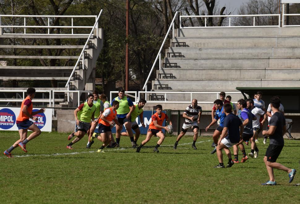 ENSAYO. Tucumán Rugby tuvo su última práctica ayer, de cara a la definición del sábado. Aunque ganaron el más reciente de los duelos con Huirapuca, saben que no pueden descuidarse en lo más mínimo. 