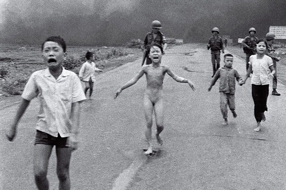 Niña vietnamita escapando de las bombas incendiarias. Foto de Nick Ut, 1972