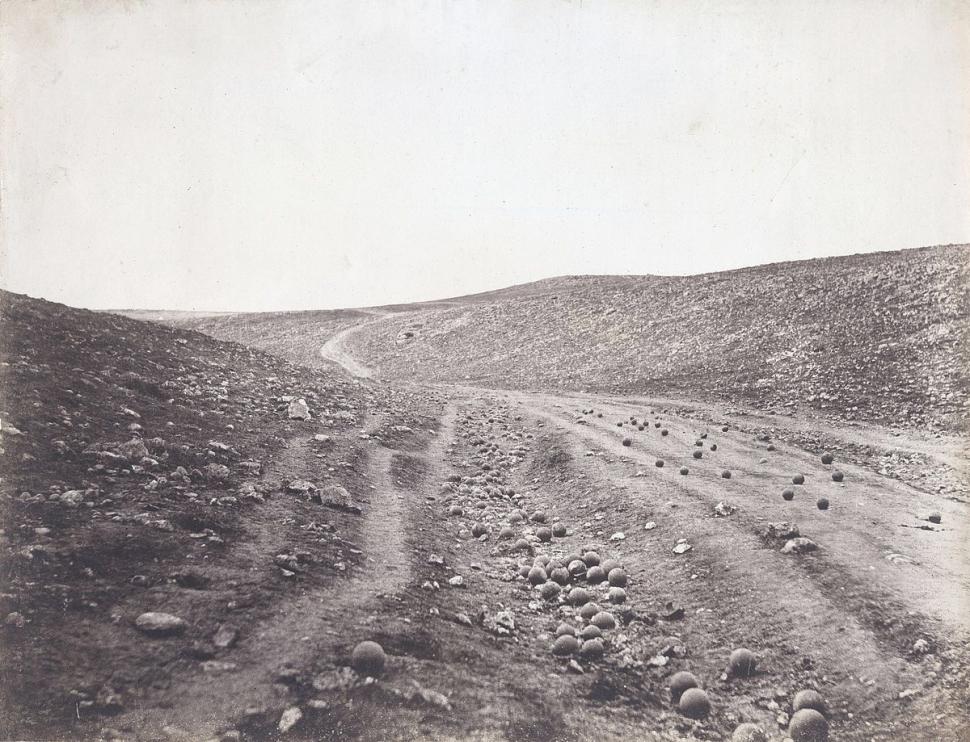 El valle de la sombra de la muerte por Roger Fenton, 1855 . Primera fotografia de guerra en la guerra de  Crimea.