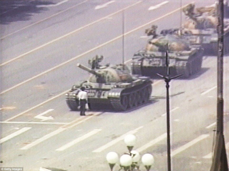 El 5 de junio de 1989, un hombre se paró frente a un tanque chino impidiendo el avance ,después de la masacre de la Plaza de Tiananmen. Foto AP - Jeff Widener