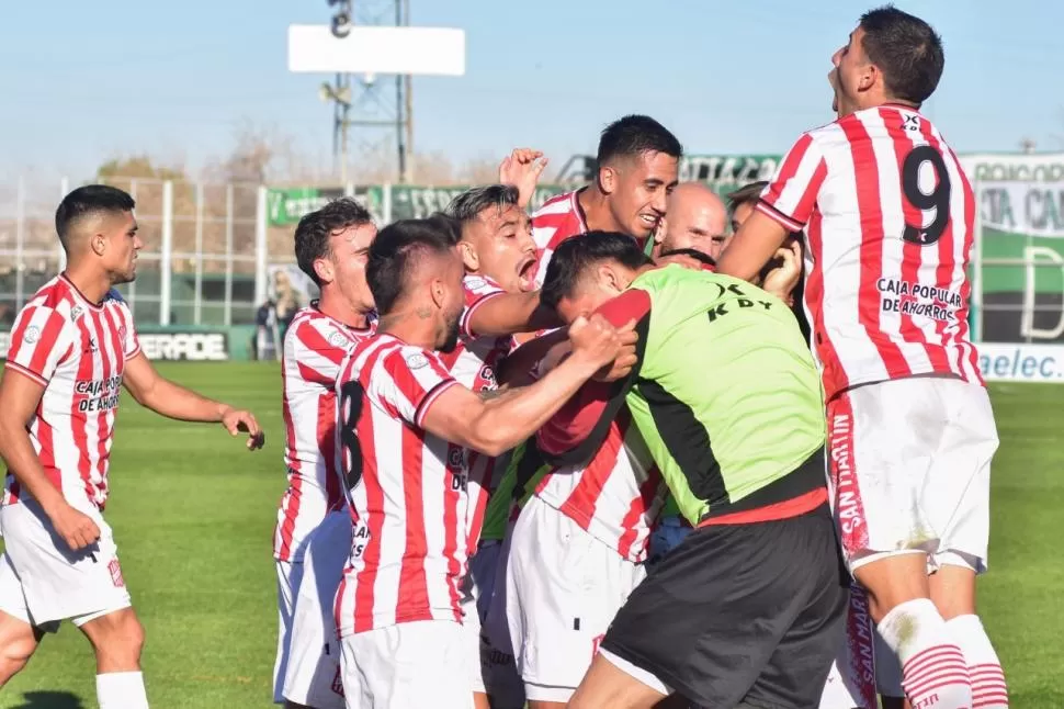 QUE VUELVAN LOS FESTEJOS. En los últimos partidos, al “Santo” le costó horrores festejar. Esa racha deberá cortar mañana. Foto de Marcos Urisa 