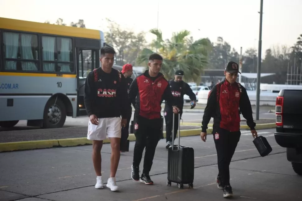 DE VIAJE. Abregú, Prokop y Abreliano, con gestos adustos, se dirigen al hall del aeropuerto para tomar el avión que habría de llevarlos a Buenos Aires. Todos son conscientes de lo clave del juego de esta noche.