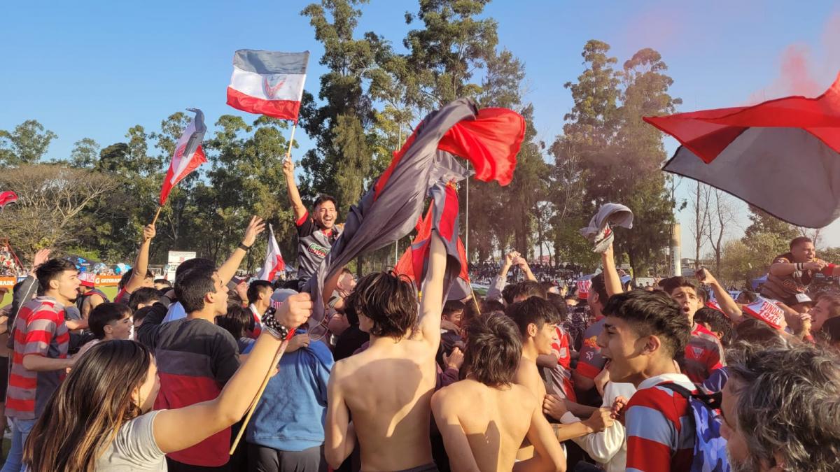 DE NUEVO A PRIMERA. Lince festeja su triunfo ante Jockey Club de Salta. 