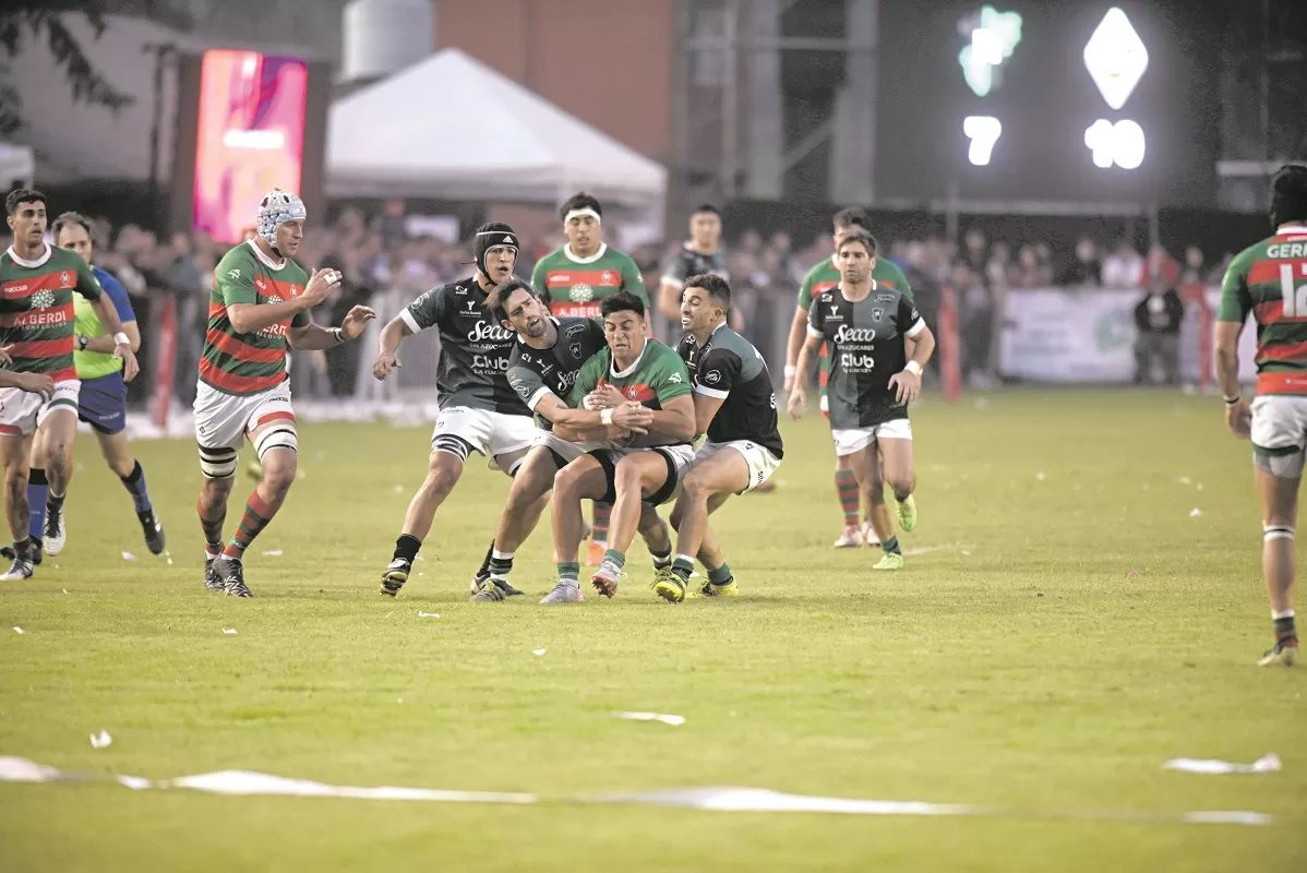 PARIDAD. Así como en el marcador, la lucha por la “guinda” fue pareja en todos los sectores del campo de juego. La final fue altamente emotiva. 