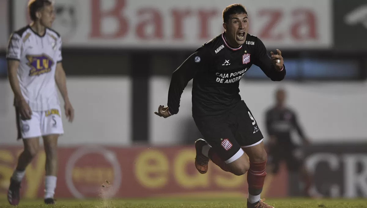 GOLEADOR. Juan Miritello desató el festejo después de anotar un golazo de cabeza y sentenciar el 2-2 de San Martín y All Boys.