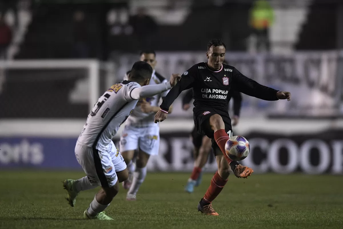 EN EL MOMENTO JUSTO. Larralde, que inició el juego con muy bajo nivel, se despertó a tiempo como todo el equipo y realizó una gran asistencia para el gol del empate. fotos de ignacio izaguirre (especial para la gaceta)