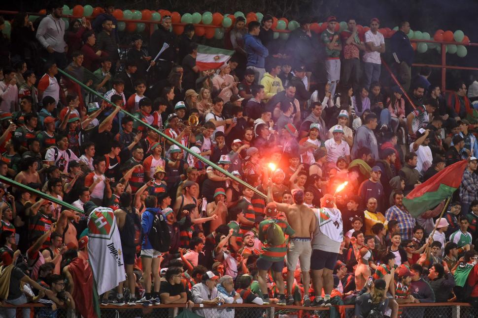 FIESTA SUREÑA. Los seguidores de Huirapuca le pusieron color a las tribunas. El aliento al final del partido, con el título en el bolsillo, se hizo oír muy fuerte. 